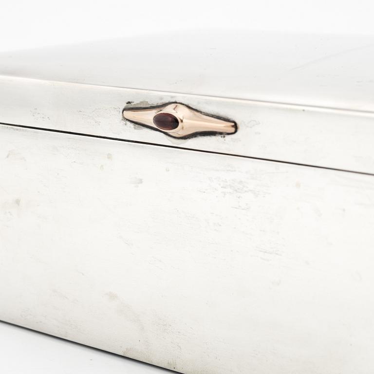 A silver cigarette box by K Anderson, Stockholm, 1907.