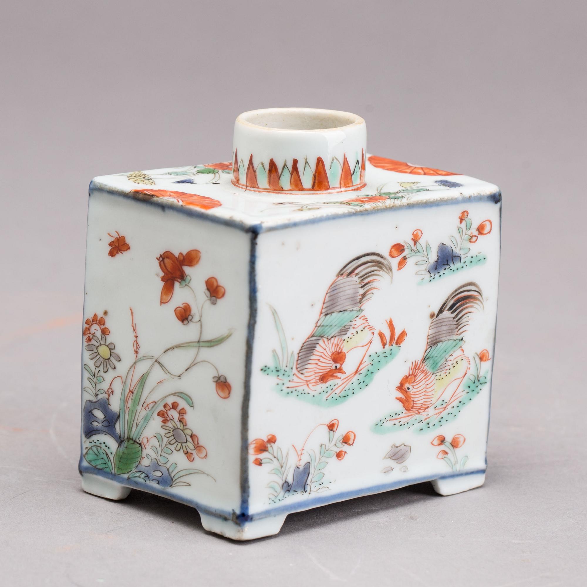 A famille verte porcelain tea caddy, Qing dynasty, Kangxi (1662-1722).