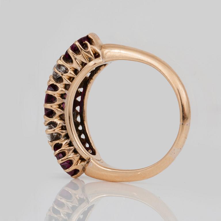 RING med tre obehandlade rubiner, totalt 3.38 ct, samt gammalslipade diamanter totalt ca 0.40 ct. Certifikat från SSEF.