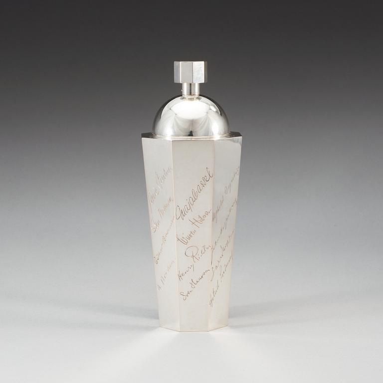 A Wiwen Nilsson silver cocktail shaker, Lund 1934.