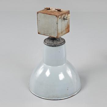 INDUSTRILAMPA, omkring 1900-talets mitt. Höjd 55 cm.