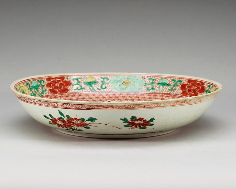 A wucai dish, Qing dynasty, Kangxi (1662-1722).