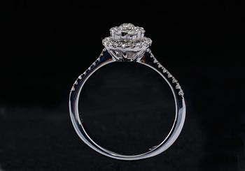 SORMUS, briljanttihiottuja timantteja n. 0.50 ct. 18K valkokultaa. Paino 3,3 g.