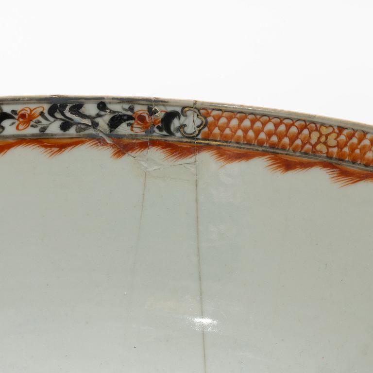 Bålskål, spilkum och bärtallrikar, ett par, porslin. Kina, Qingdynastin, 1700-tal.