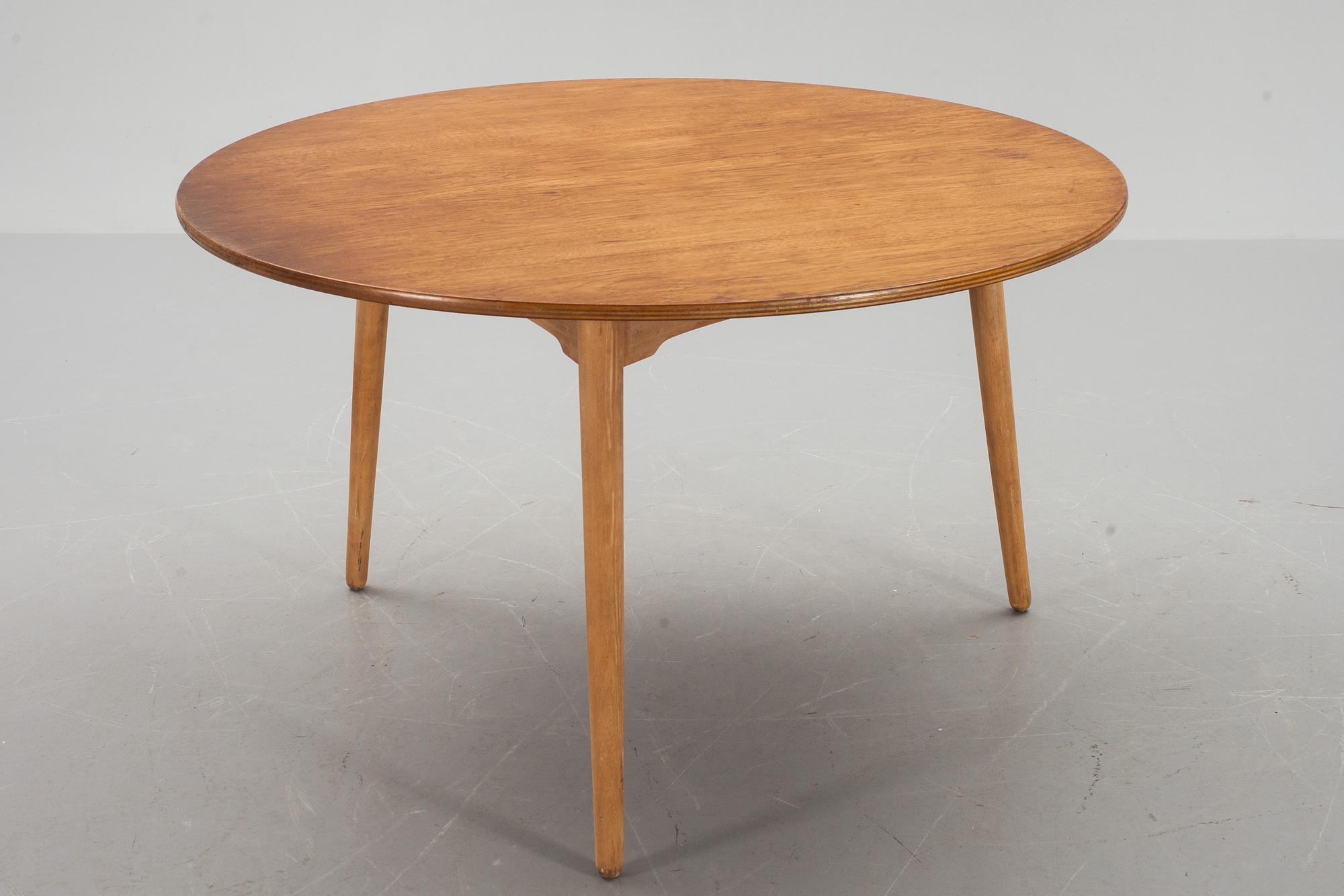 BORD, modell FH 4602, Hans J Wegner, Fritz Hansen, Danmark.