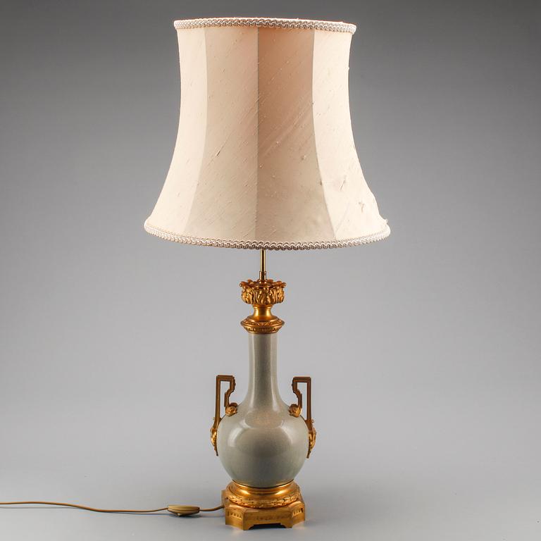 BORDSLAMPA, porslin med bronsmontering, Empirestil, 1900-tal.