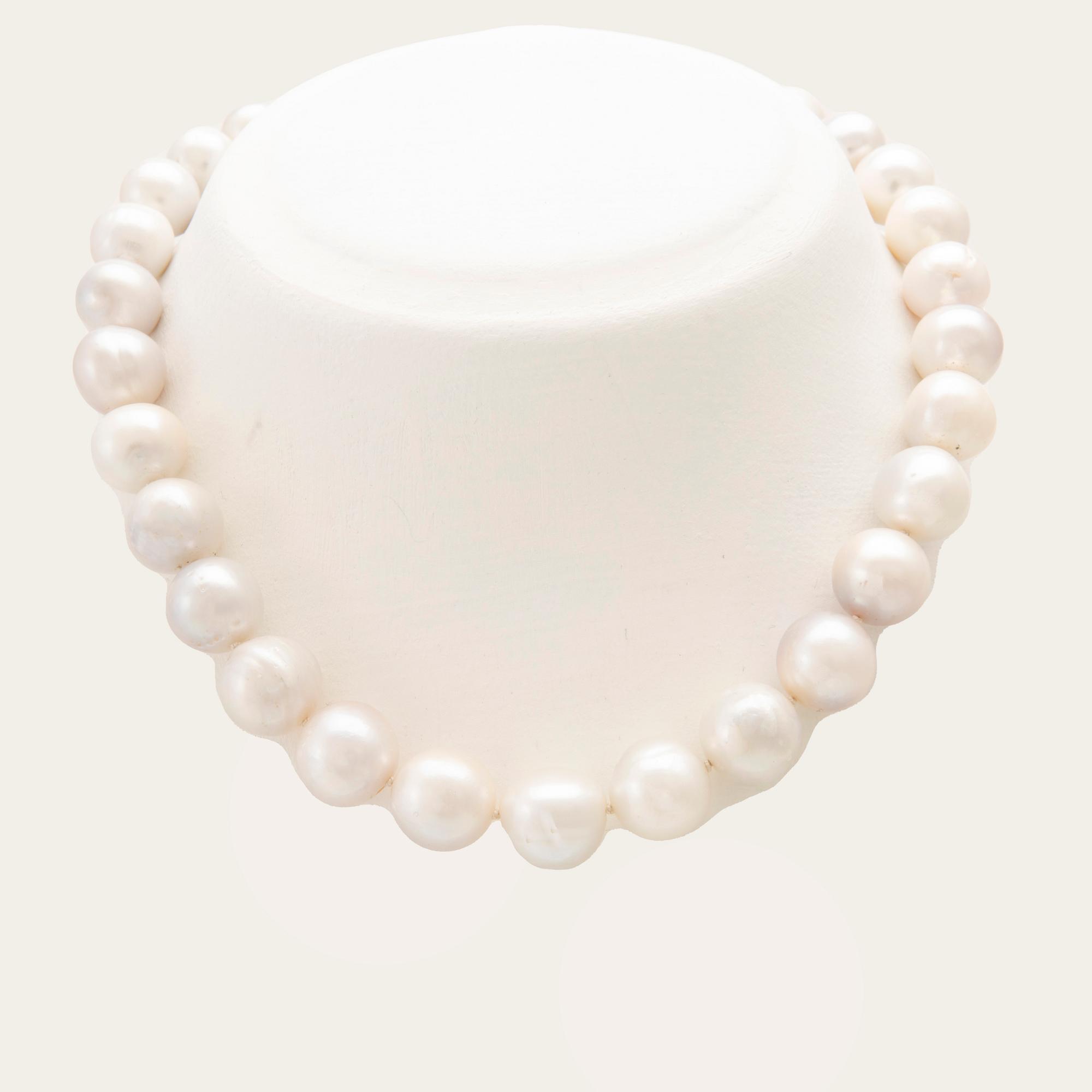 Collier odlade pärlor med lås av 14K vitguld samt runda briljantslipade diamanter.