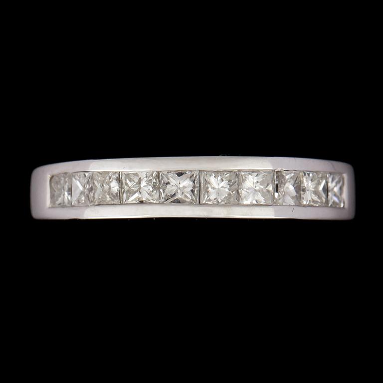 RING, halvallians, 18k vitguld med 10 prinsesslipade diamanter tot ca 1 ct. Vikt ca 3,3 gram.