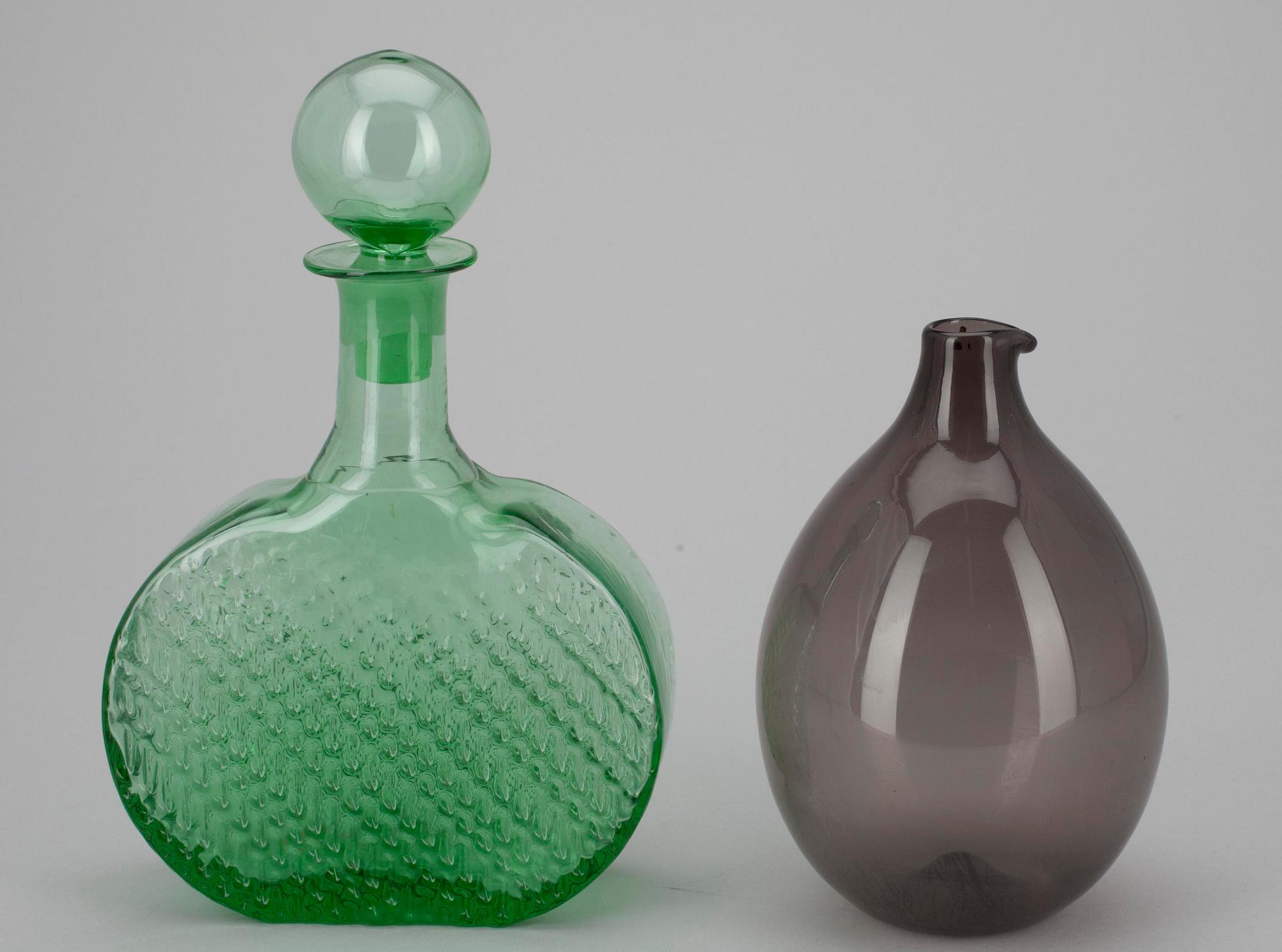 KARAFF, glas, design Nanny Still, Riihimäen Lasi samt FLASKA, glas "Fågelflaskan" signerad Timo Sarpaneva, Iittala.