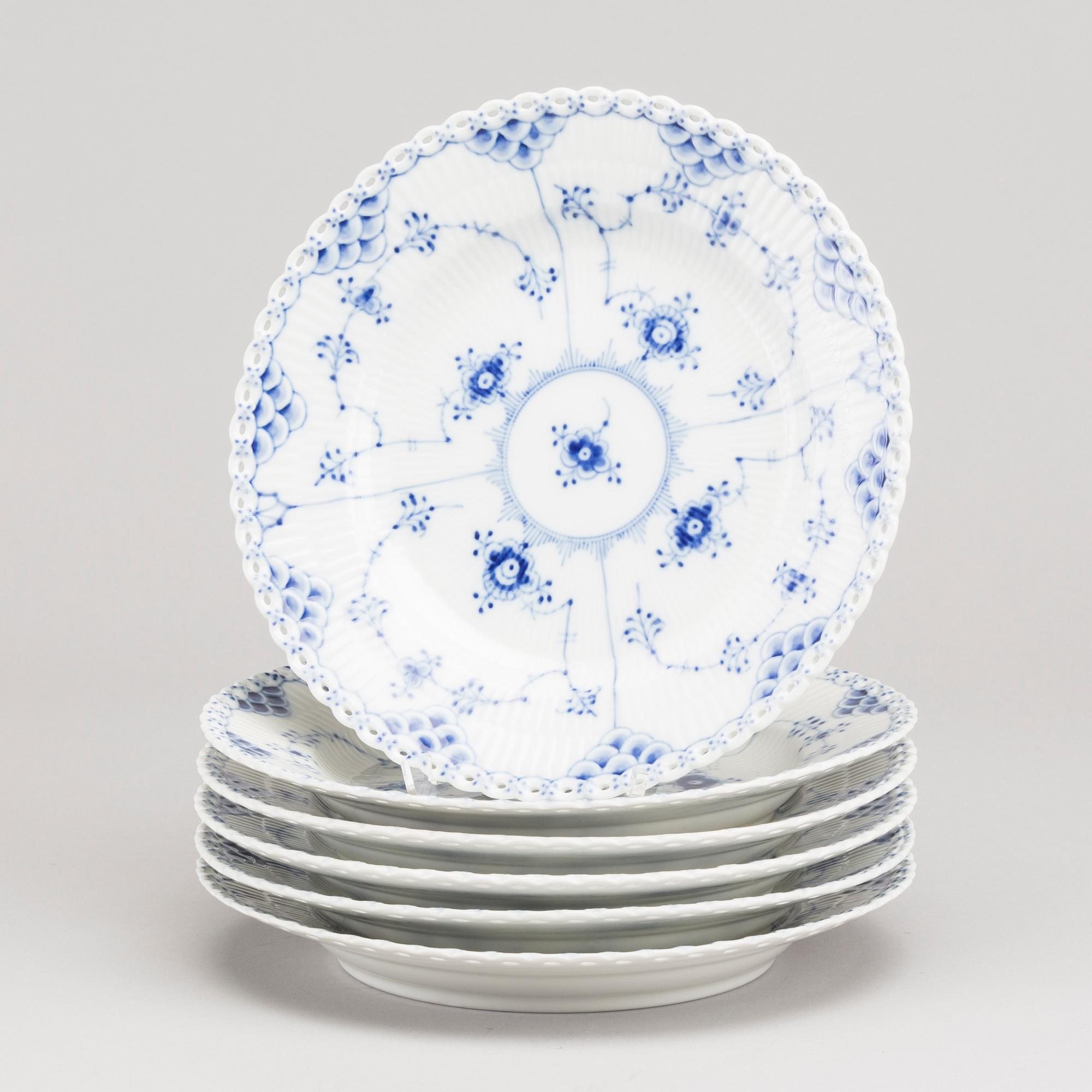 12 st TALLRIKAR, porslin "Musselmalet" helblond Royal Copenhagen.