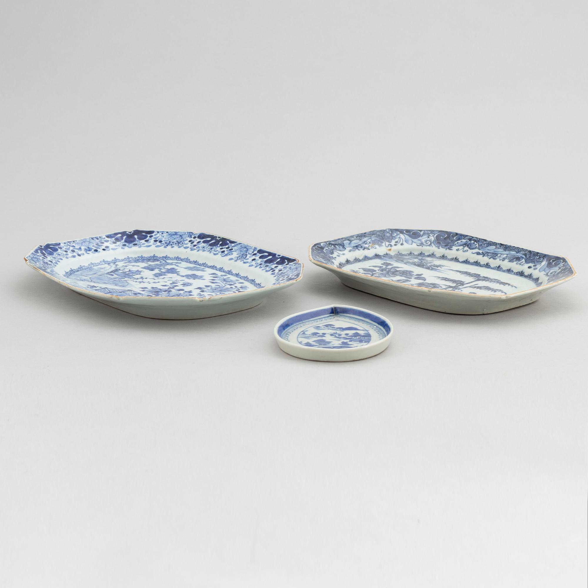 Serveringsfat, 3 stycken, porslin, Kina, Qingdynastin, Qianlong (1736-1795) samt Jiaqing (1796-1820).