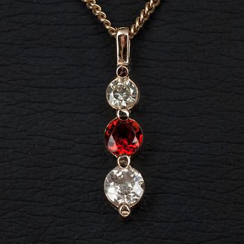 HÄNGE I KED, guld 14K, 2 diamanter tot. 0,34 ct, och en granat 0,32 ct. Vikt 4,1 g.