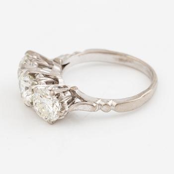 Ring, trestensring, 18K vitguld med tre briljantslipade diamanter.
