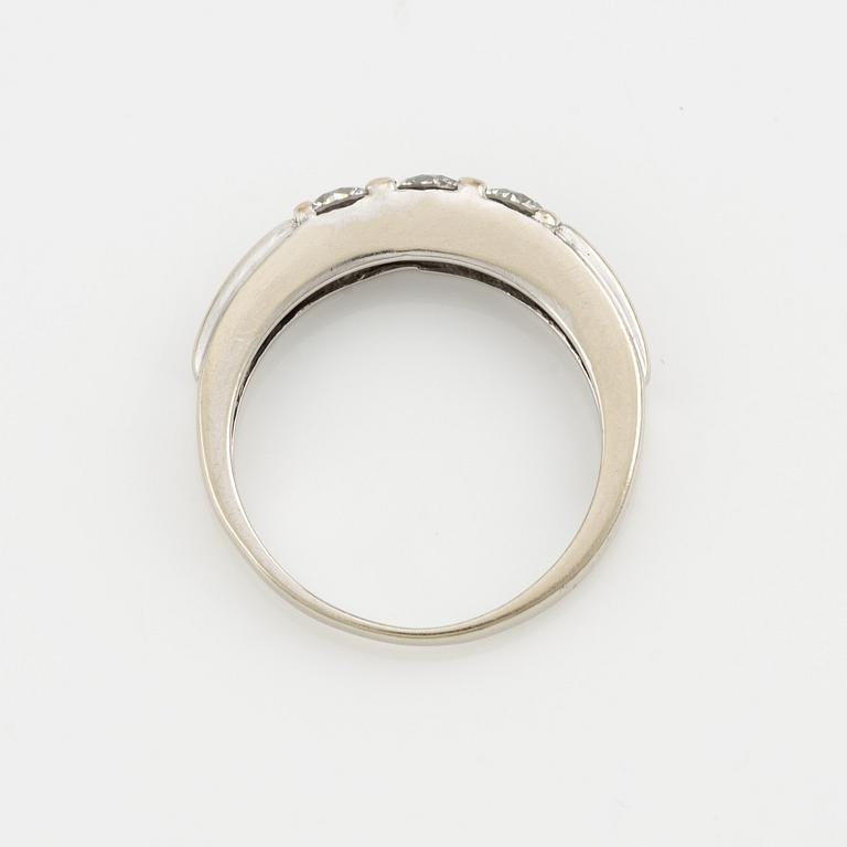 Ring, 14K white gold with three brilliant-cut diamonds.