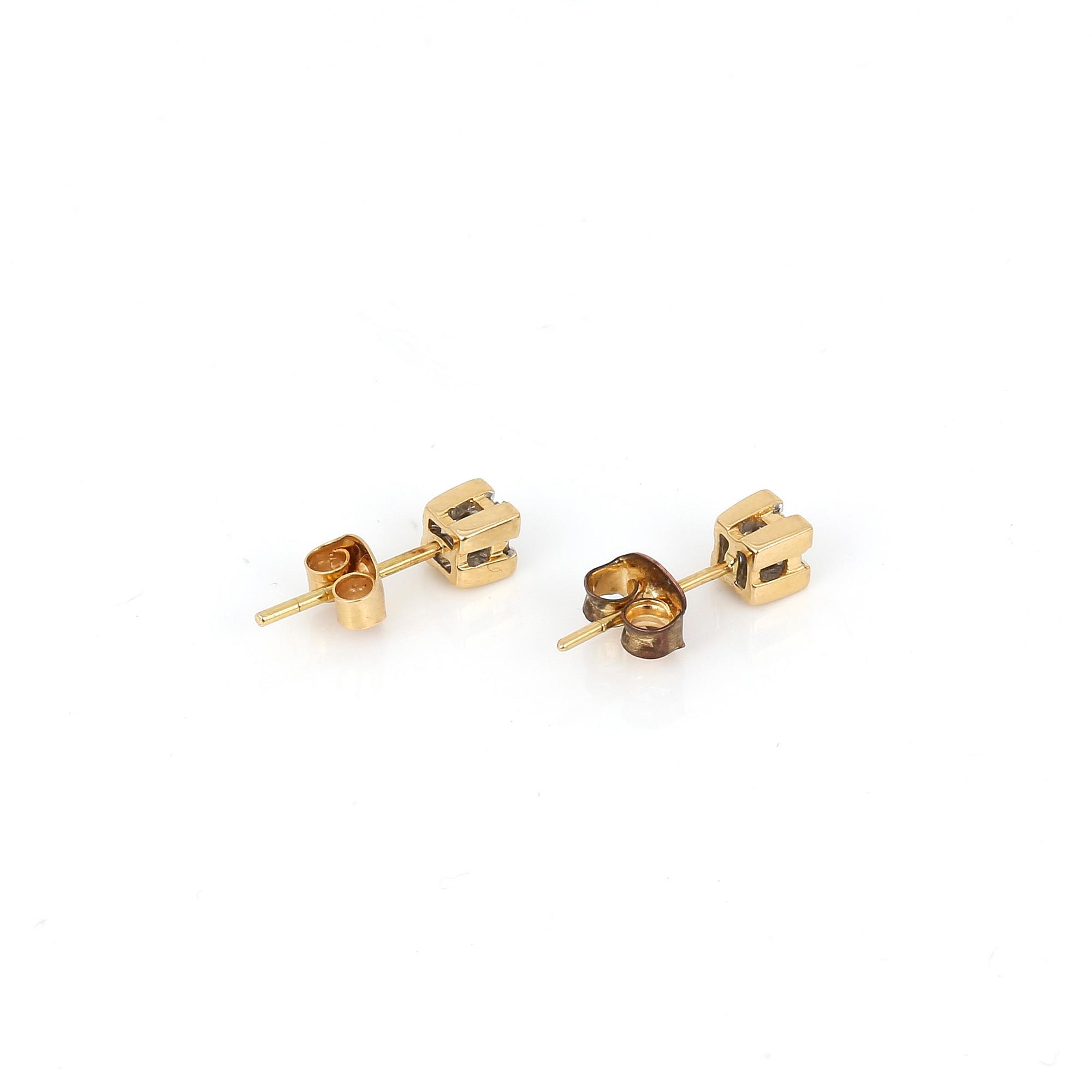 ÖRHÄNGEN, ett par, 18K guld med prinsesslipade diamanter, tot ca 0,15 ct. Total vikt (exl en plupp) ca 1,35 g.