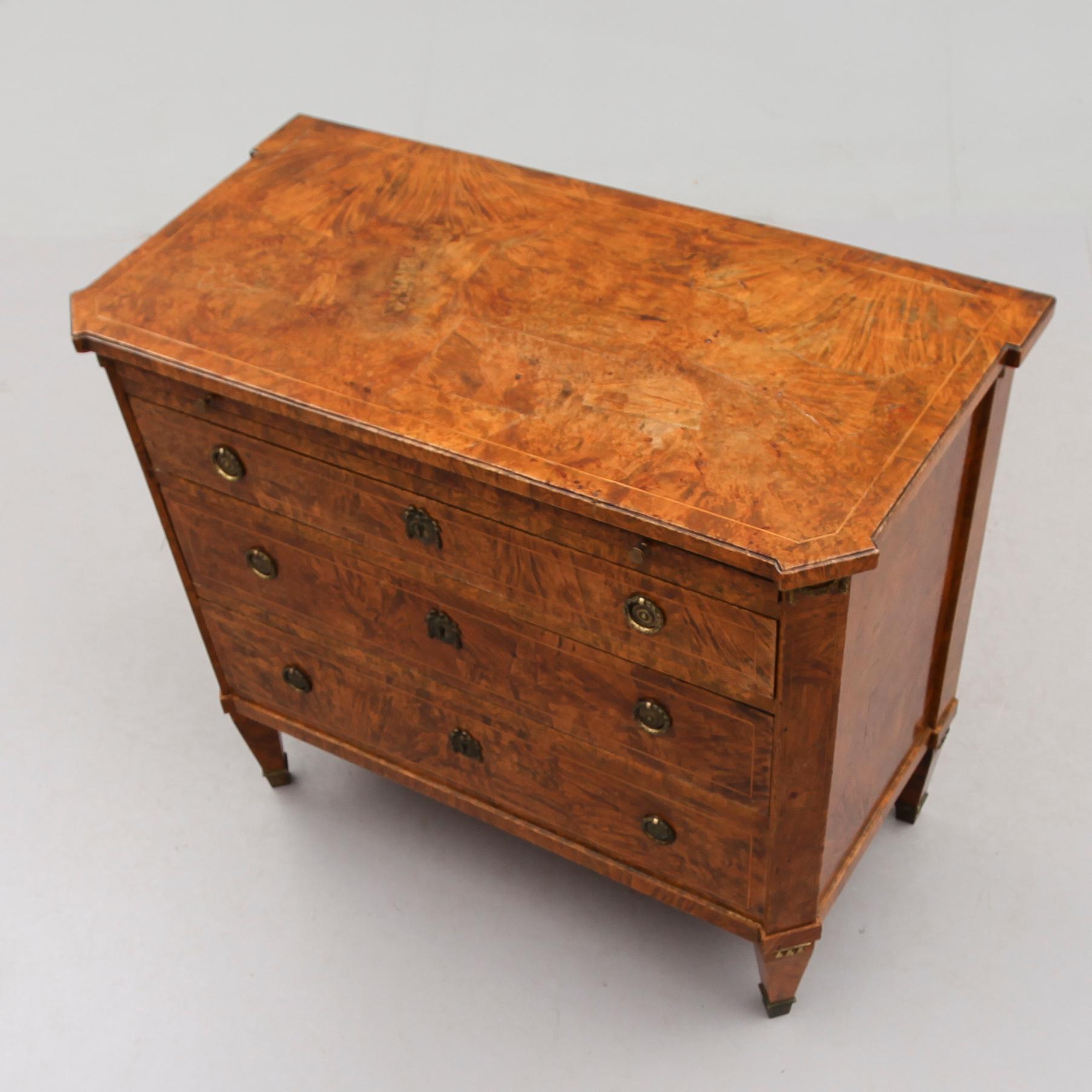 BYRÅ, sengustaviansk, omkring år 1800.