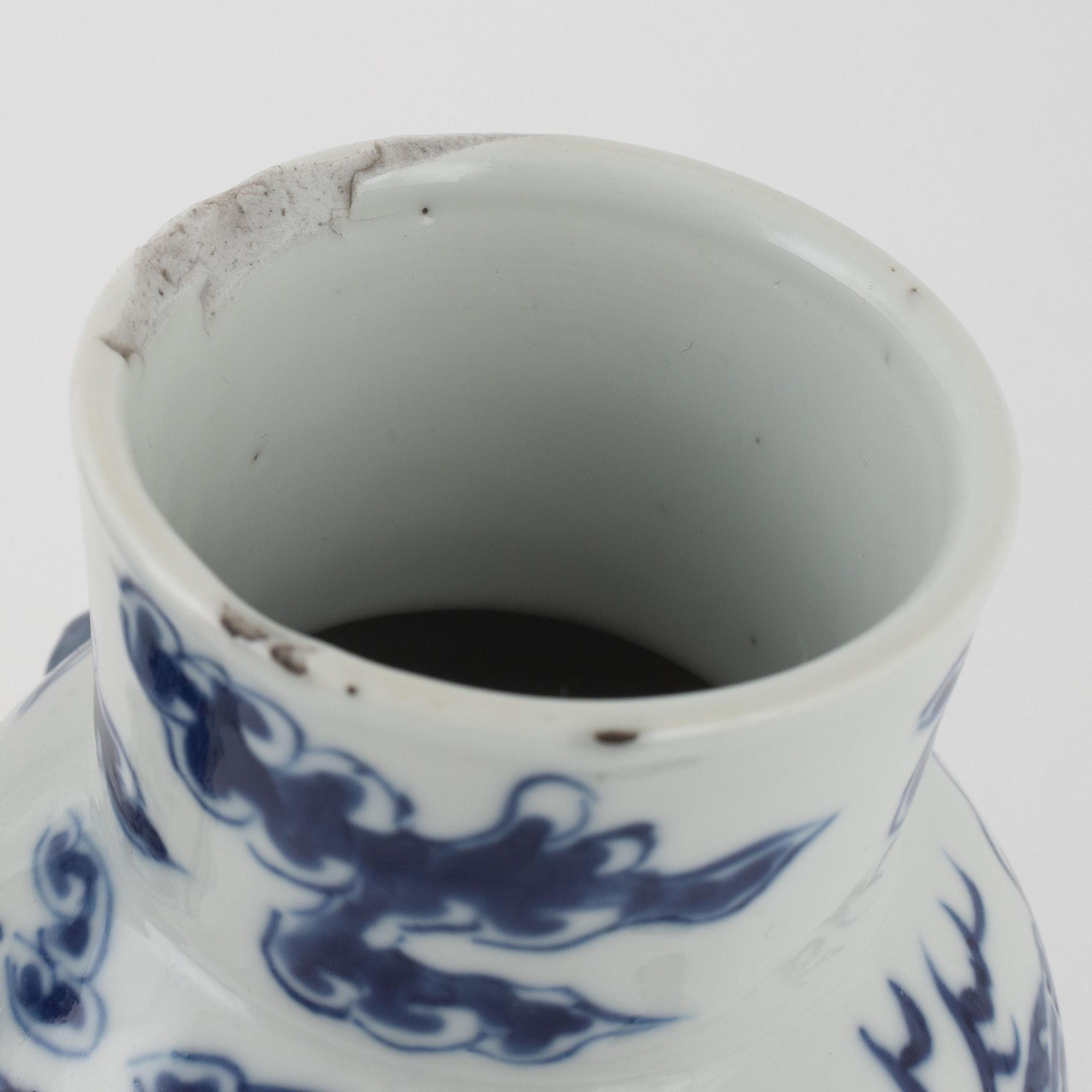 A pair of Chinese blue and white vases, Qing dynasty, 19th century.