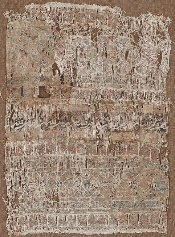 TIRAZFRAGMENT. Mellanöstern 800-1000-tal, sannolikt Egypten. 33 x 23,5 cm.