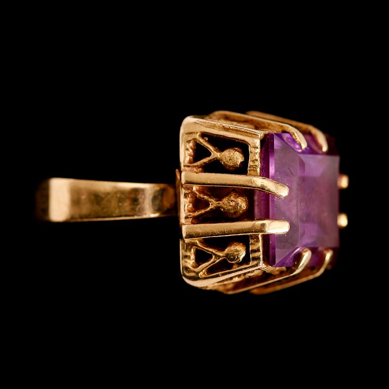 RING, 18 k guld, ametist. Total vikt ca 6 g.