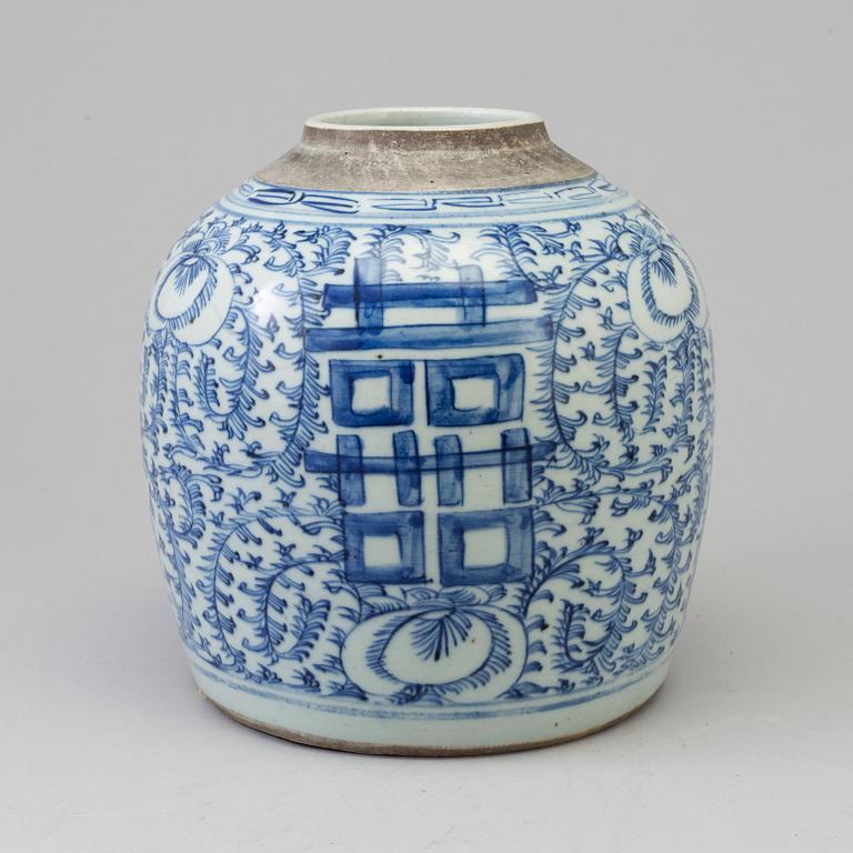 A blue and white porcelain jar, Qing dynasty, 19th century.