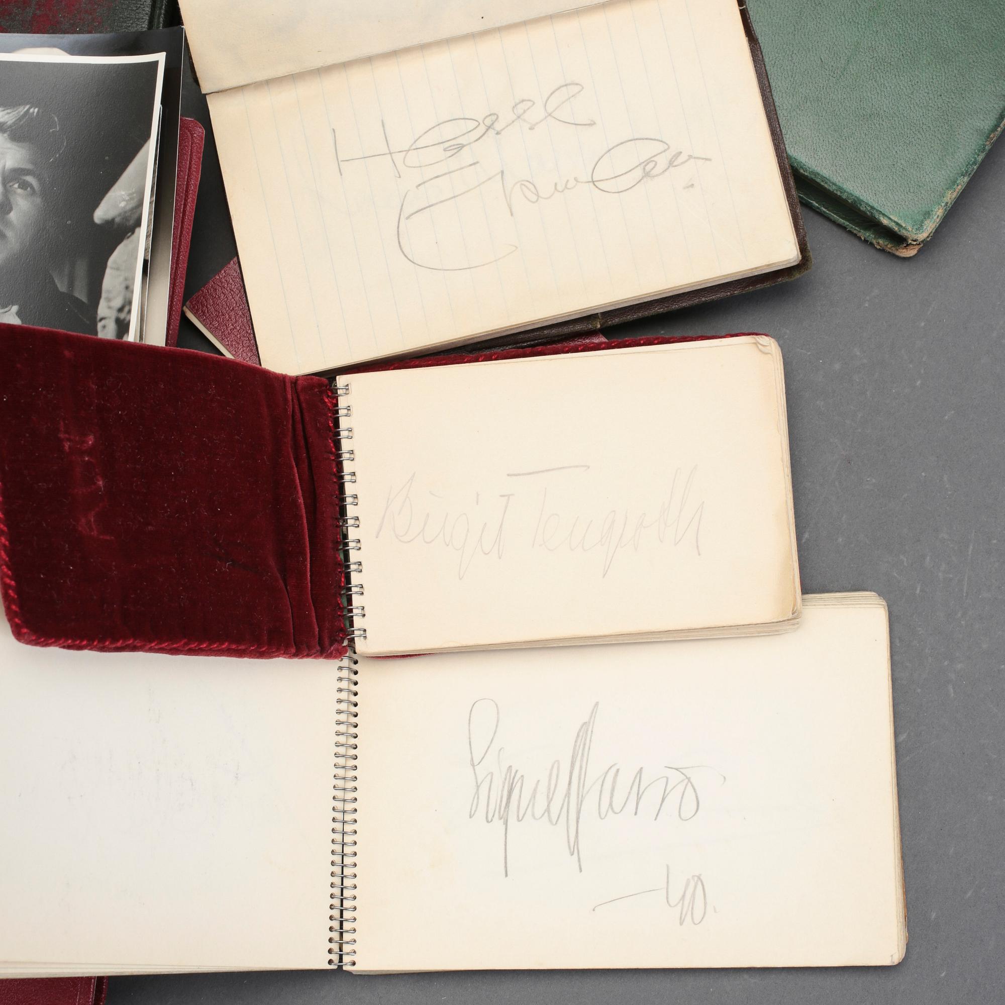 AUTOGRAFER, ca 420 stycken. Bl a Gary Cooper, Bing Crosby, Lauren Bacall, Clark Gable, Judy Garland mfl.
