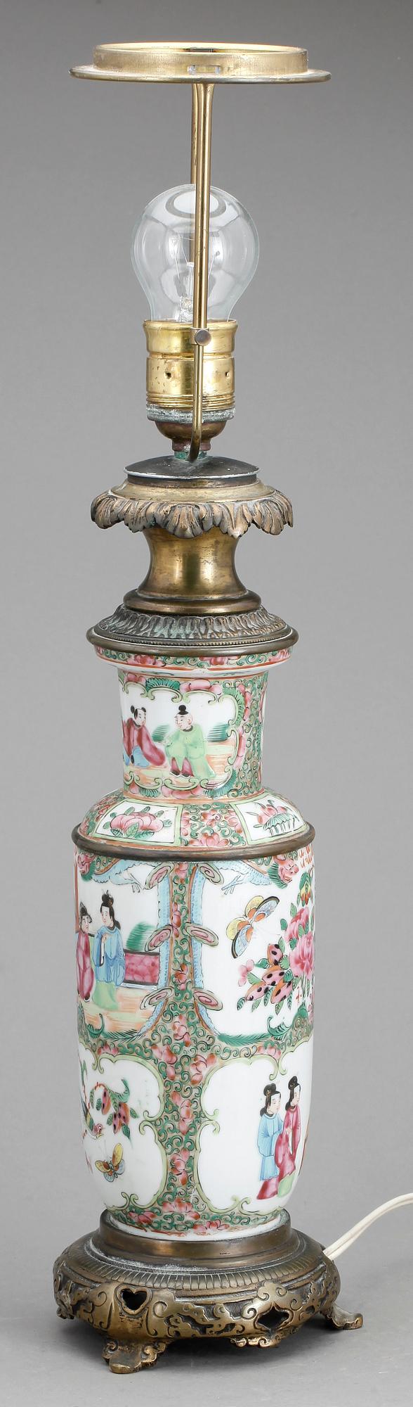 BORDSLAMPA, porslin och mässing, 1900-talets första hälft.