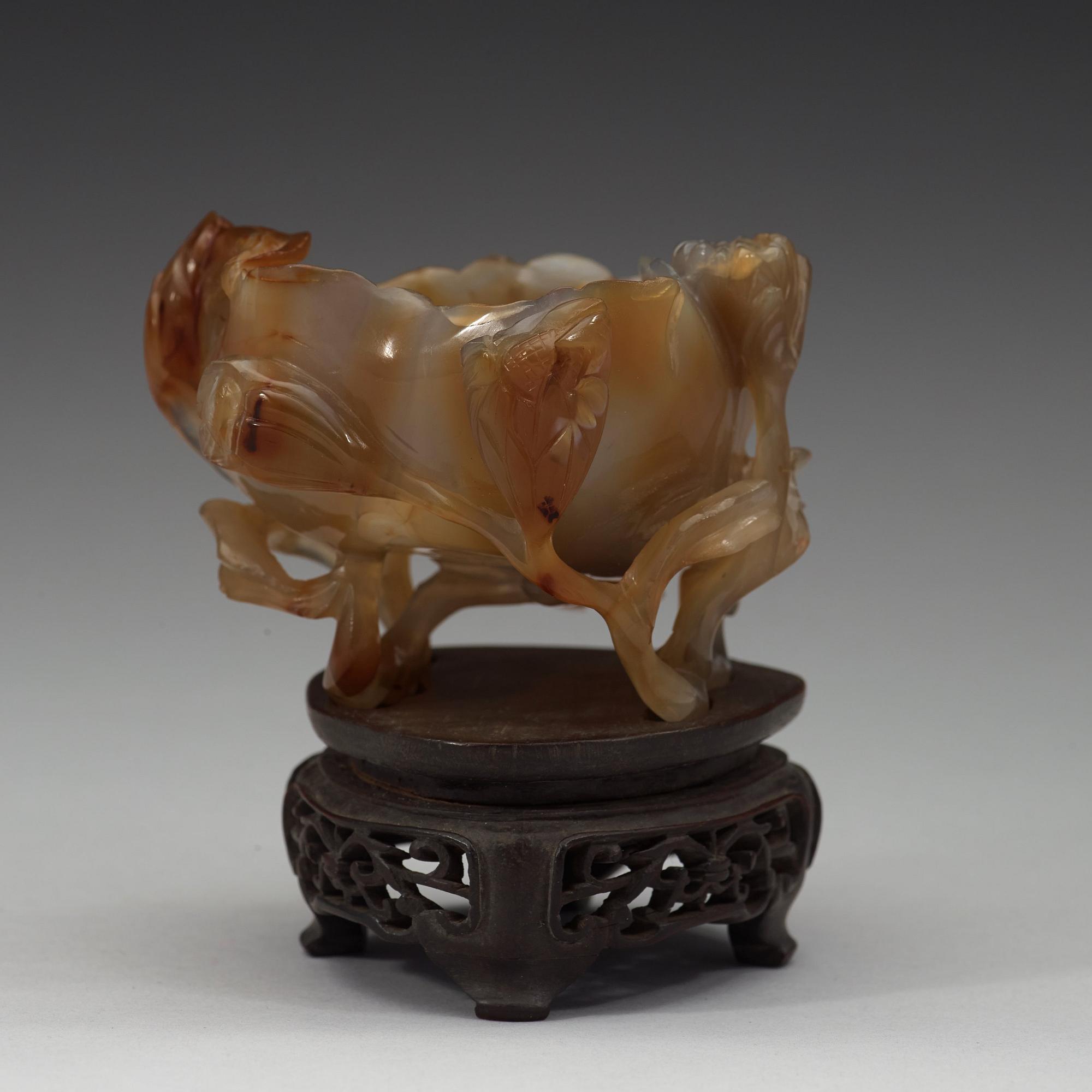 A carved agathe brush washer, Qing dynasty (1644-1912).