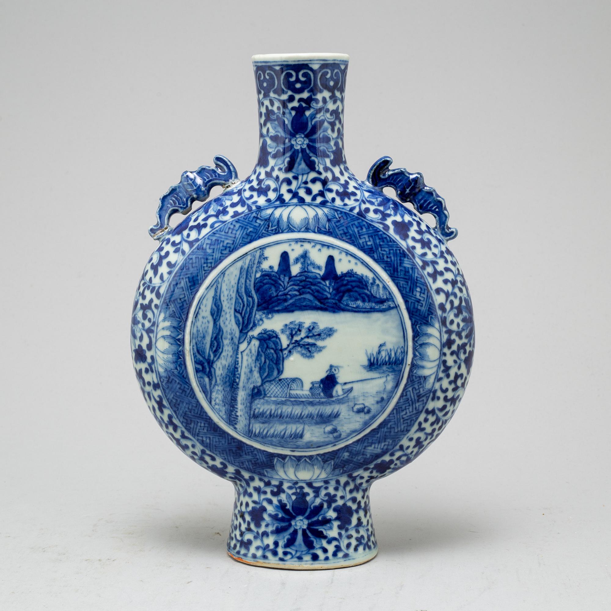 A blue and white moon flask, Qingdynasty, 19th Century.