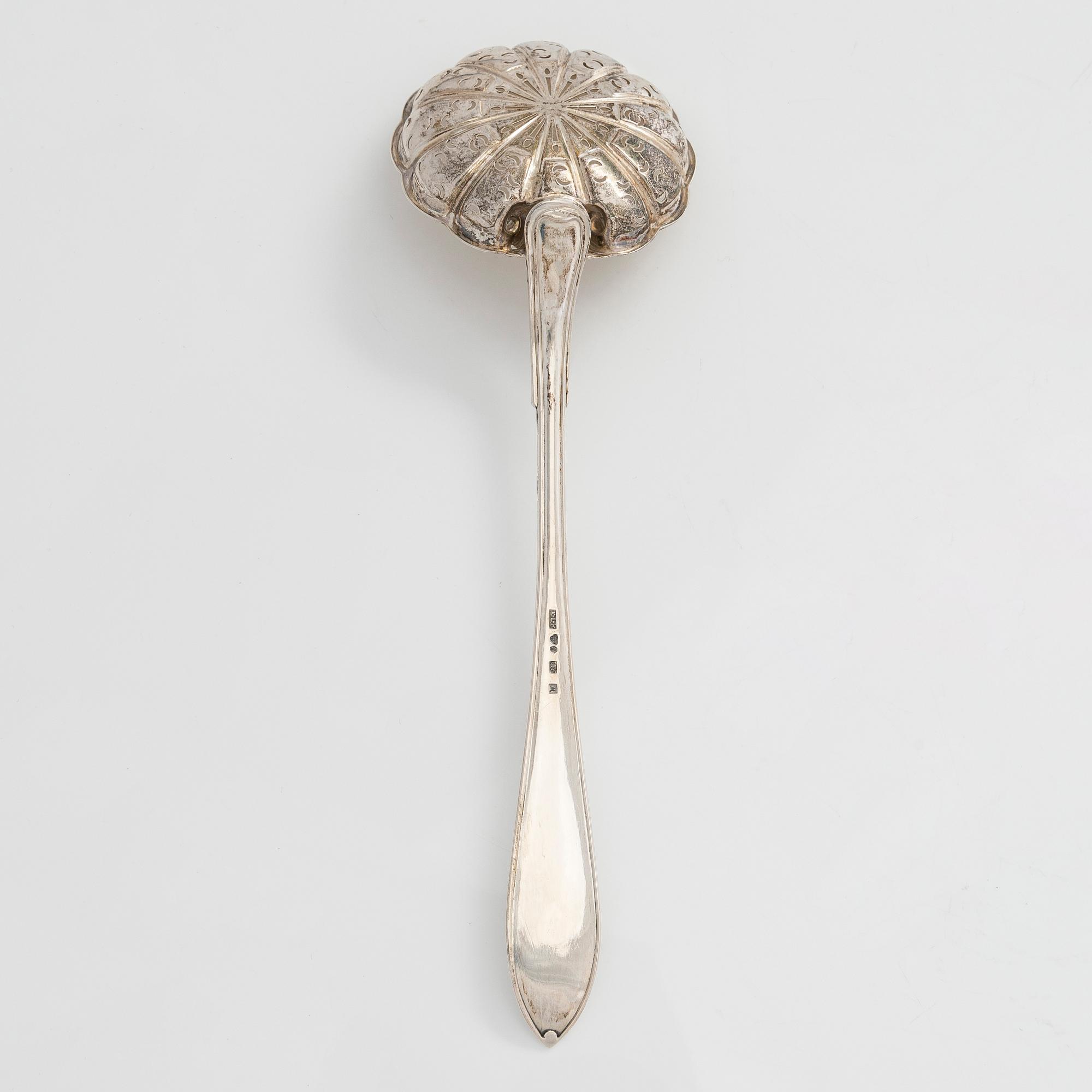 Sockerskål och sockersked, silver, Gustaviansk stil, GAB, Stockholm 1918 och Erik Linderoth, Motala 1915.