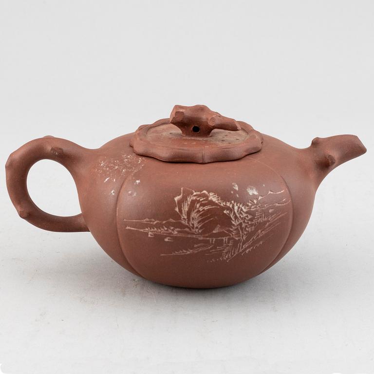 A Chinese yixing teapot with cover, 20th century.