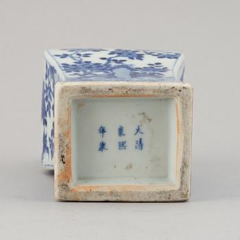 A blue and white squared vase, Qing dynasty, late 19th/early 20th century.