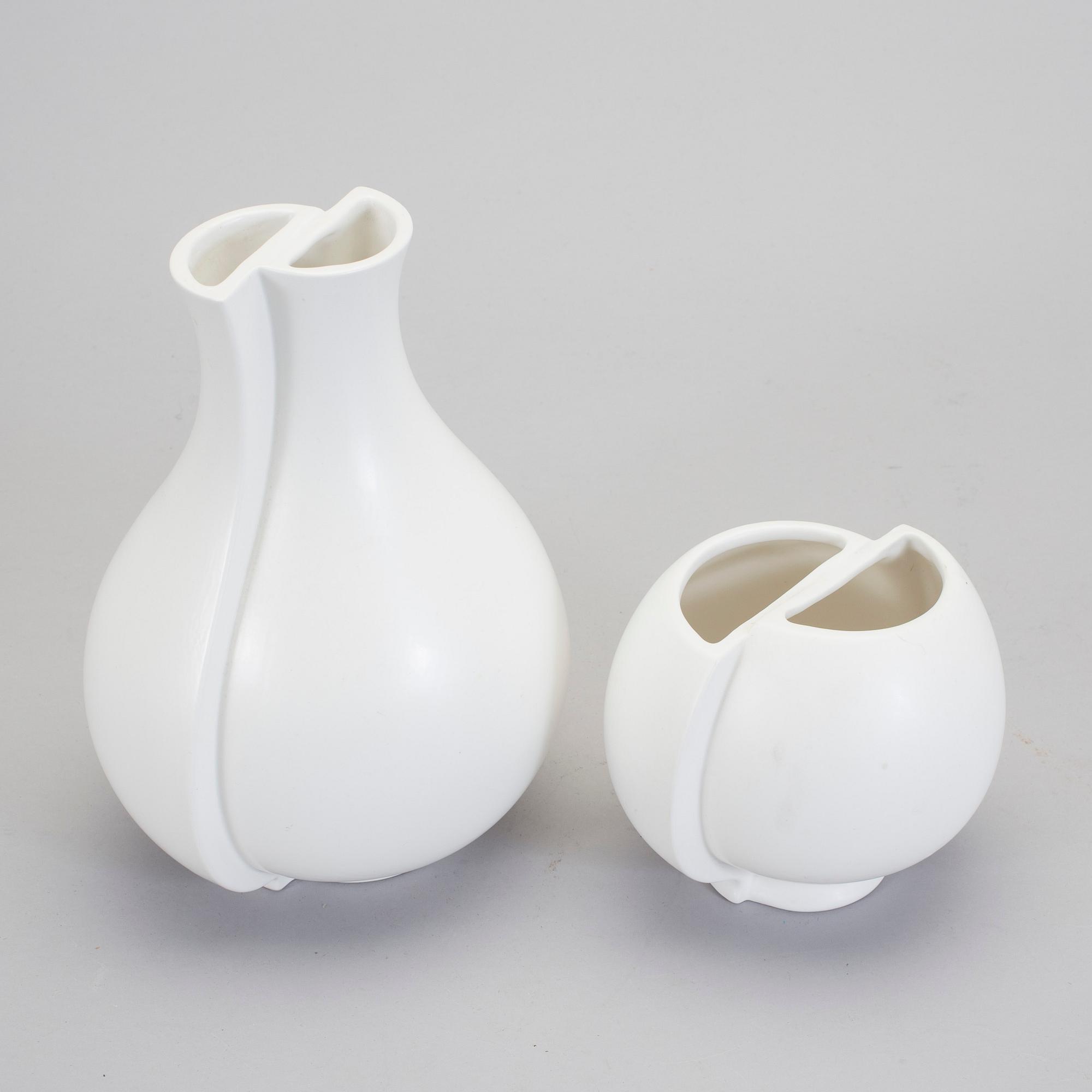 WILHELM KÅGE, vaser, 2 st "Surrea", vit cararragods, Gustavsberg.