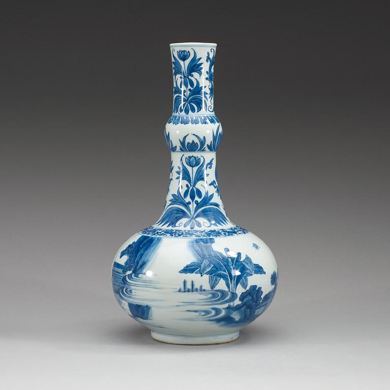 A large blue and white vase, presumably Transitional, 17th Century.