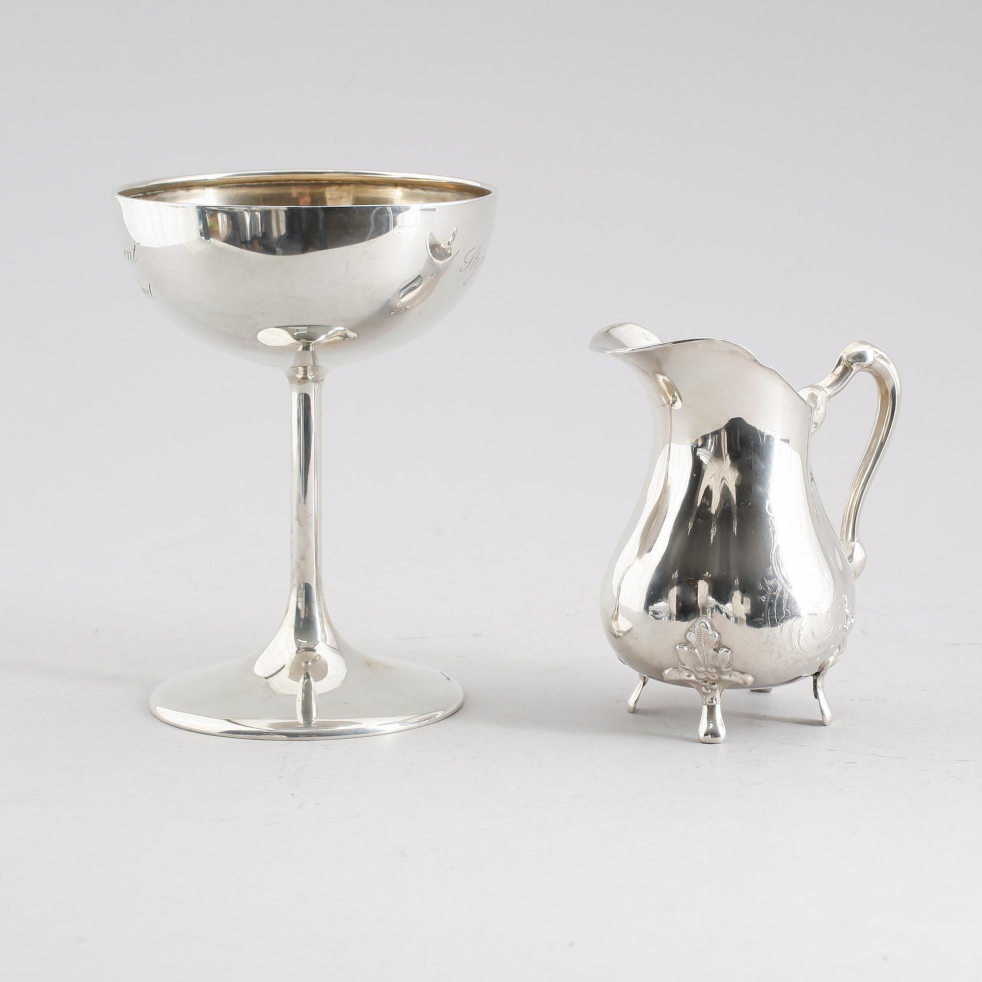 SKÅL PÅ FOT OCH GRÄDDKANNA, silver. Total vikt 365 g.