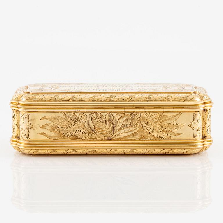 An English 18 carat gold snuff box, marks of William Summers, London 1867.