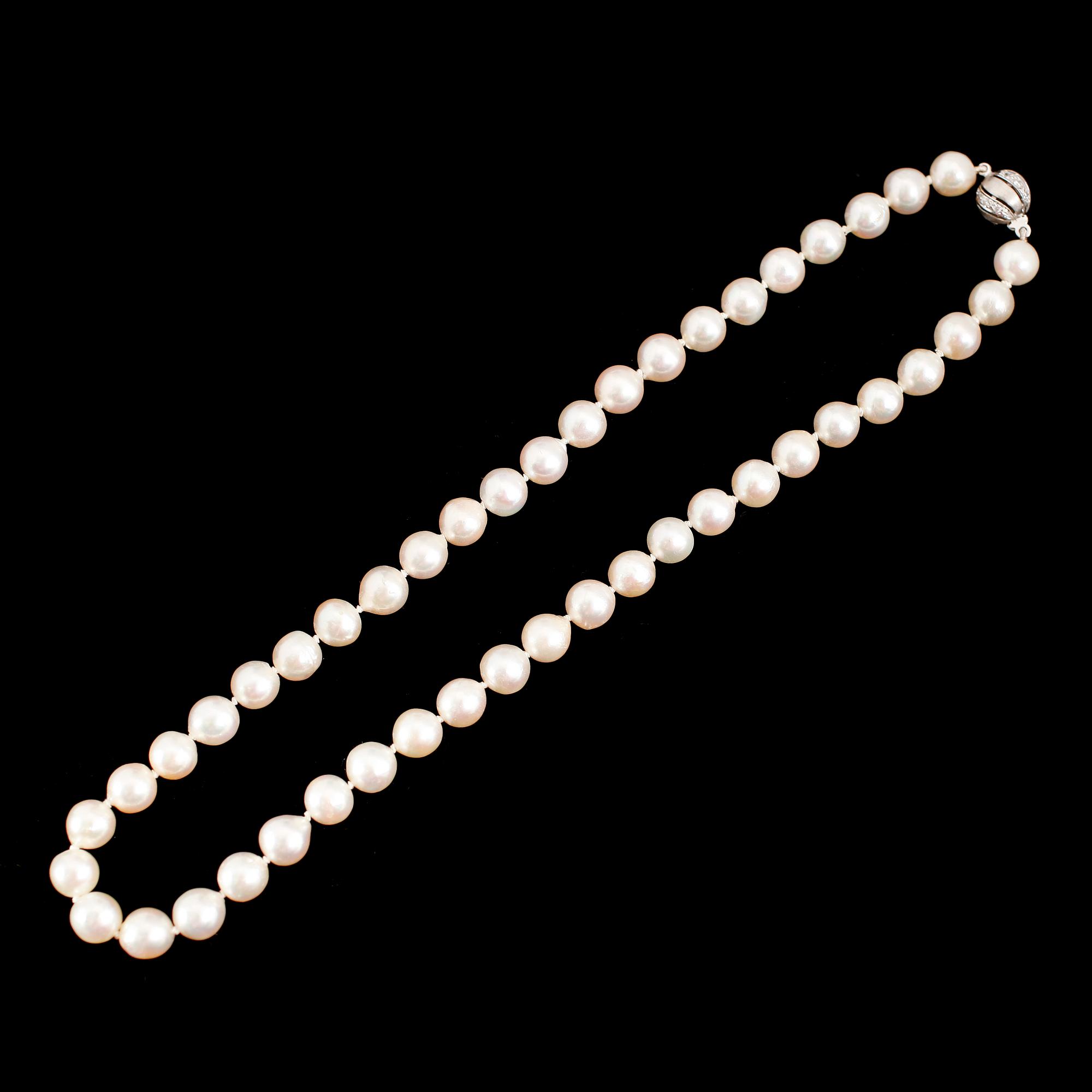 COLLIER, odlade pärlor, lås 18 k vitguld med små briljanter.