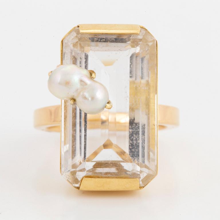 Engelbert 18K gold, rock crystal and pearl cocktail ring.