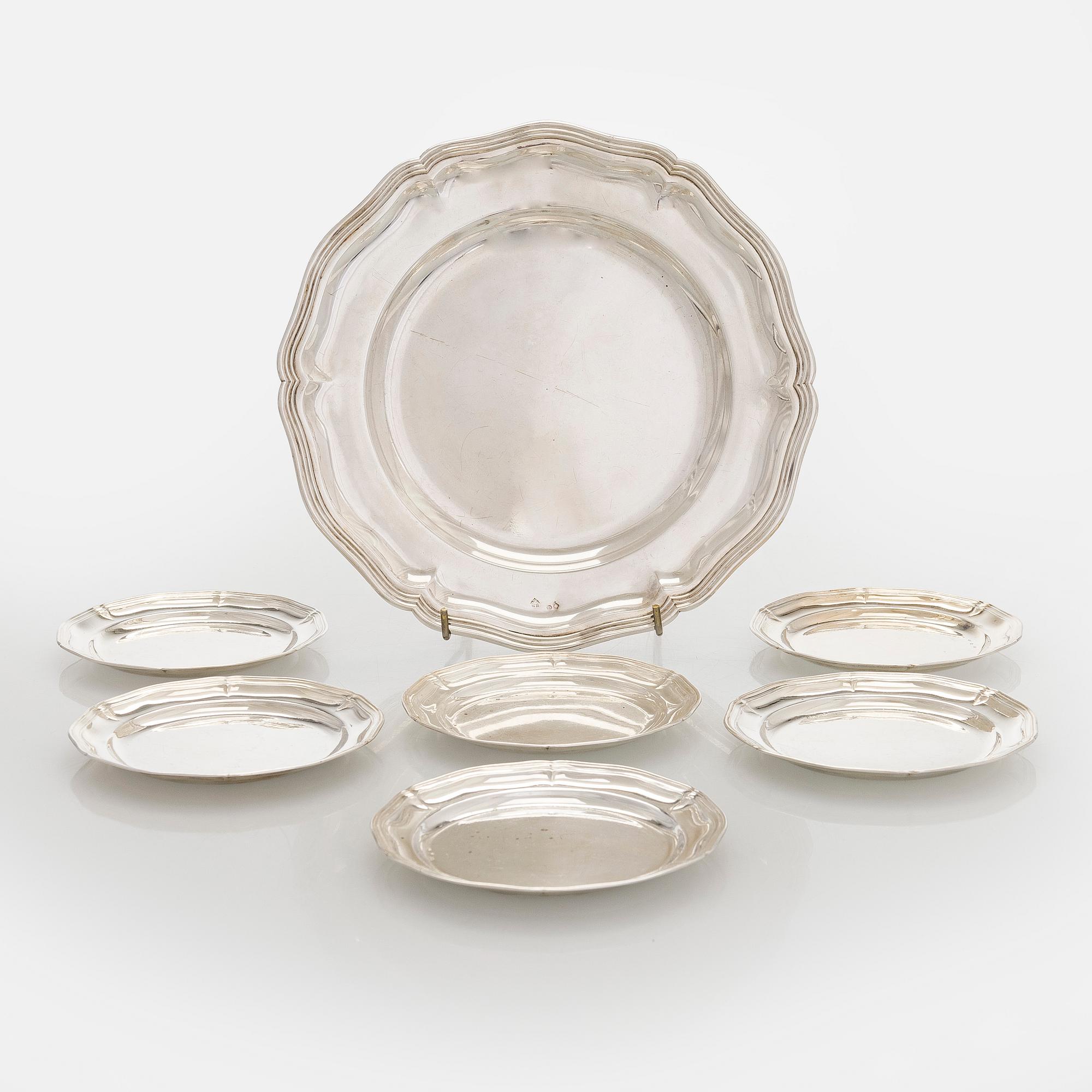 Tarjoilulautanen sekä samankaltaiset lasinaluset, 6 kpl, hopeaa, Itävalta-Unkari 1867-1922 ja Tšekkoslovakia 1949-1962.