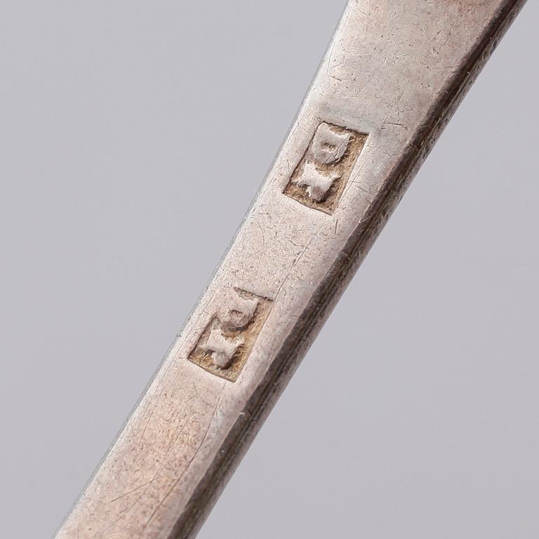 SKEDAR, 6 st samt GAFFLAR, 2 st, olika modeller, 1700-1900-tal. Vikt ca 444 gram.