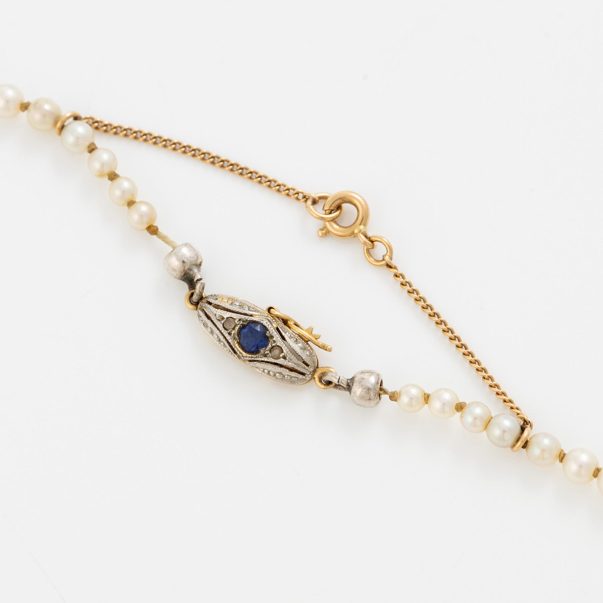Necklace of cultured pearls with a clasp in 18K gold set with a blue stone.