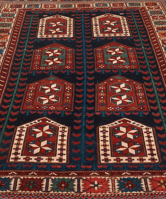 ANTIQUE/SEMI-ANTIQUE SHIRVAN probably. 191,5 125 cm.