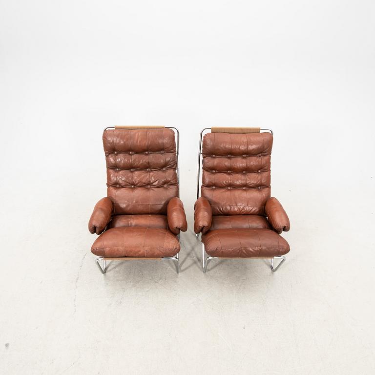 A pair of leather easy chairs from the second half of the 20th century.