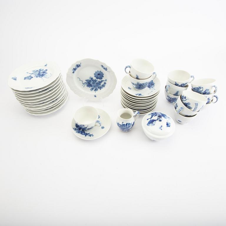 A Royal Copenhagen Blå Blomst 26 pcs porcelain service.