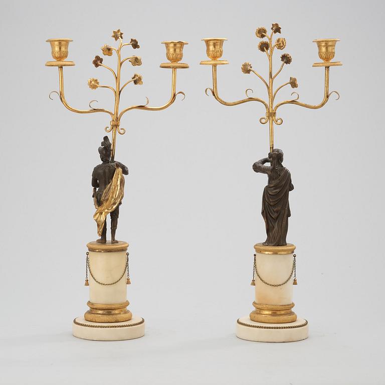 KANDELABRAR, för två ljus, ett par. Sengustavianska, omkring år 1800.