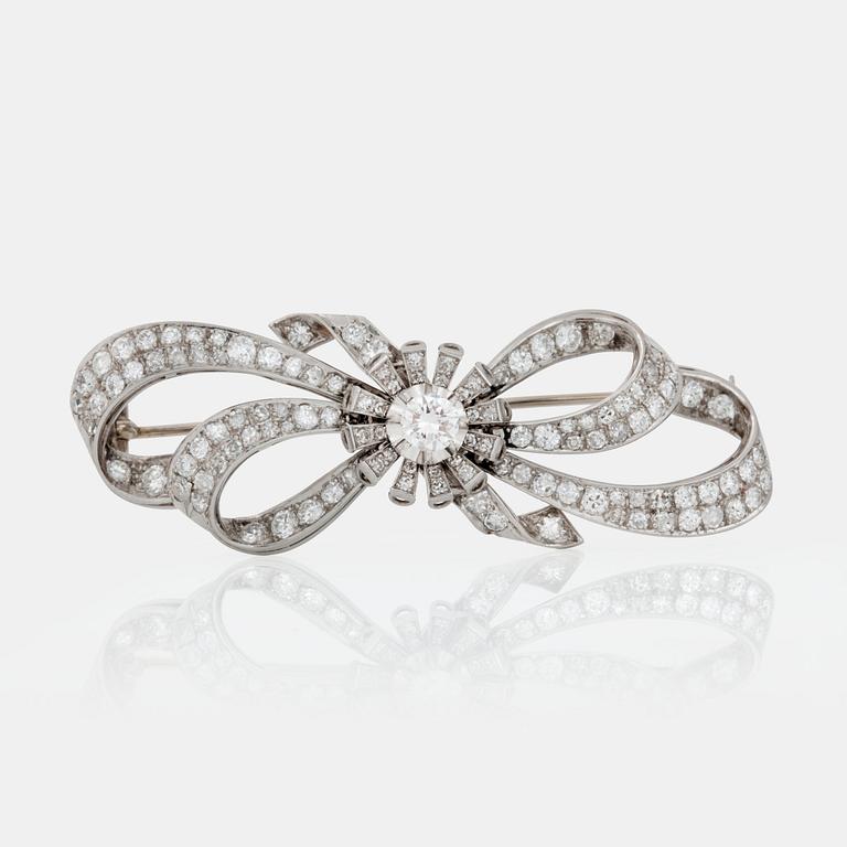 BROSCH, 18K vitguld och diamanter, mittsten ca 0.37 ct.