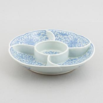 A Chinese blue and white porcelain dish, late Qing dynasty / around 1900.