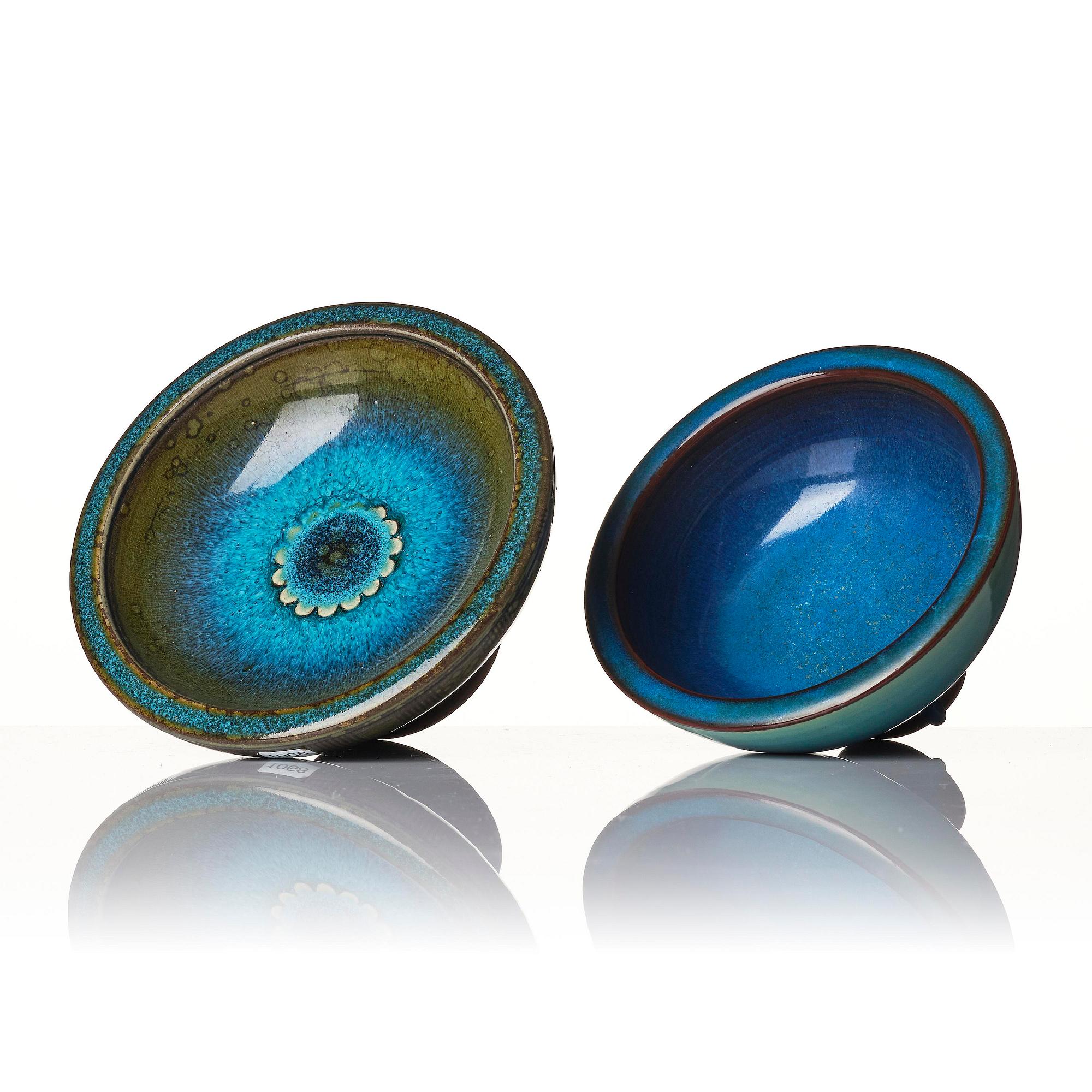 Wilhelm Kåge, a set of two Farsta stoneware footed bowls, Gustavsberg Studio 1958 and 1960.