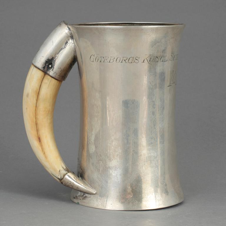 KANNA, silver. CG Hallberg, Stockholm, 1900-talets första kvartal. Otydlig årtalsstämpel. Bär gravyr 1914. Vikt 495 gram.