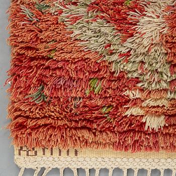Ann-Mari Lindbom, gift Forsberg, matto, "Ann-Maris röda", knotted pile, ca 113-115 x 93-95 cm, signed AB MMF AML.