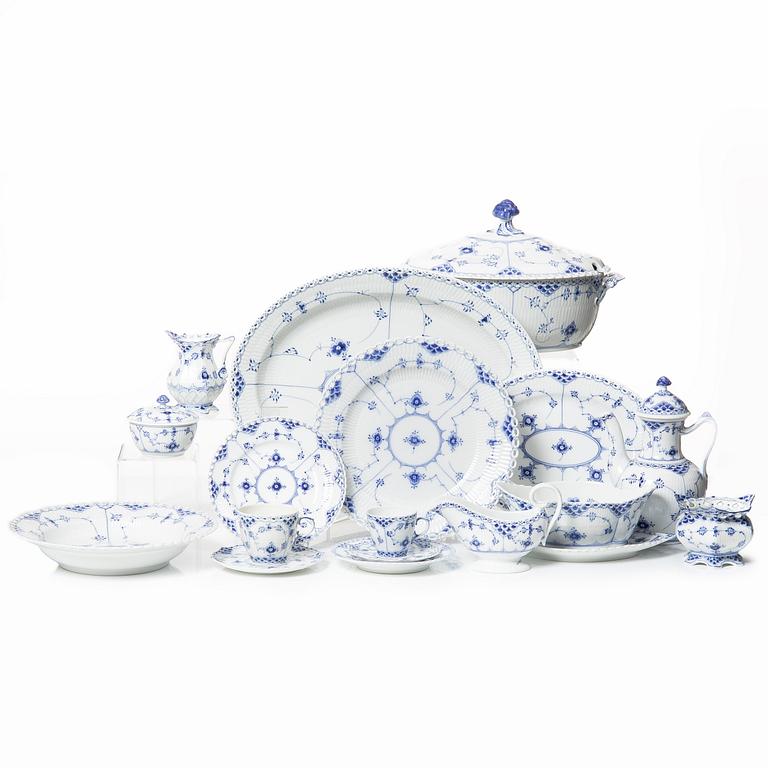 Mat- och kaffeservis, 65 delar, porslin, "Musselmalet", Royal Copenhagen, Danmark.